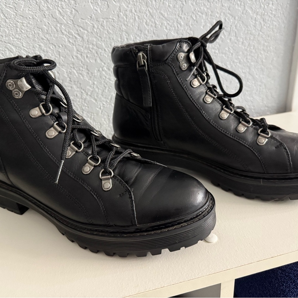 Black Leather womens Harley Davidson boots.